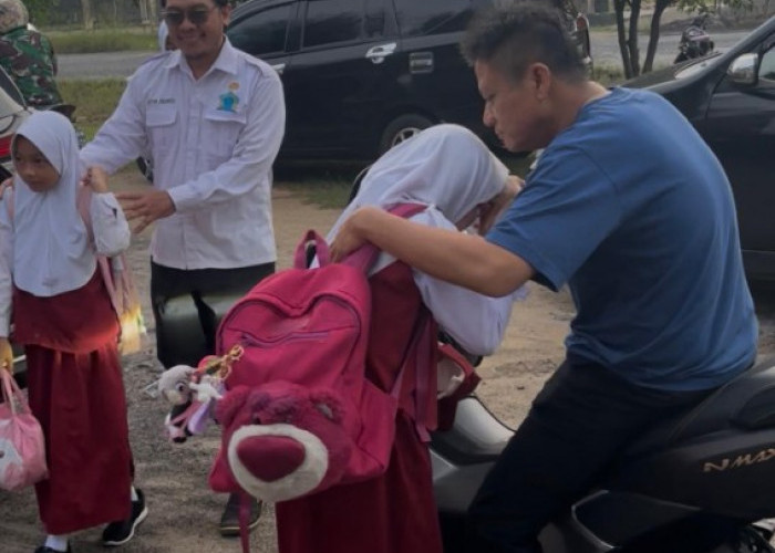 Bupati OKU Timur Antar Anak ke Sekolah dengan Sepeda Motor