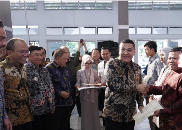 Serahkan Sertipikat ke Penggiat UMKM di Garut, Begini Harapan Wamen Ossy 