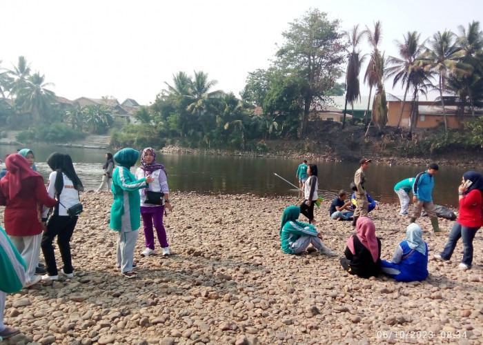 Pemkab OKU Bersihkan Sampah Sepanjang Aliran Sungai Ogan