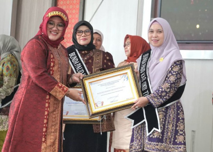 Bunda PAUD OKU Timur Raih Penghargaan Kemendikdasmen