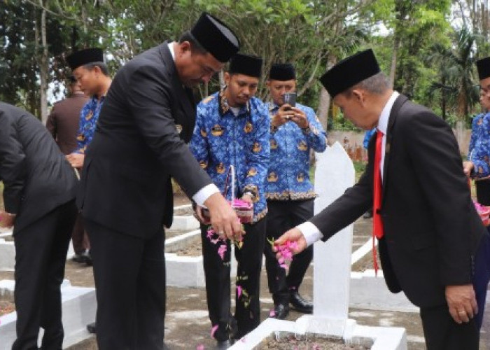 Bupati Abusama Pimpin Upacara Ziarah Nasional dalam Peringati Hari Pahlawan