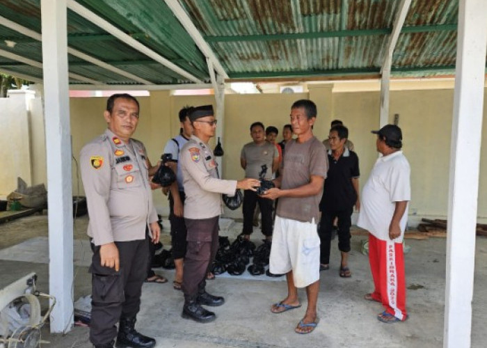 Polsek Muaradua  Salurkan Ratusan Kantong Daging ke Warga