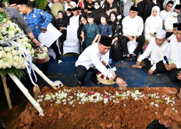 Ketua DPRD Sumsel Hadiri Pelepasan Jenazah Alex Noerdin, Ribuan Warga Iringi dengan Doa