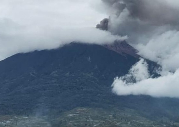 Satu Bulan Gunung Kerinci Erupsi 20 kali