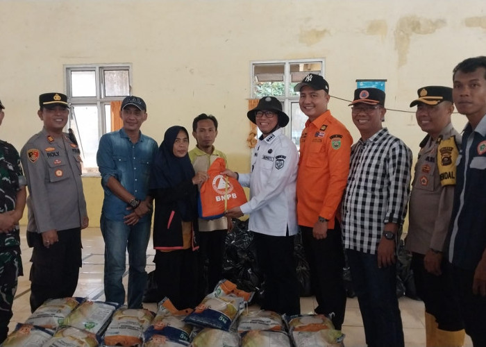 Tak Kenal Lelah, Siang Malam Pj Bupati OKU dan Tim Turun Beri Bantuan Korban Banjir hingga ke Pelosok Desa   