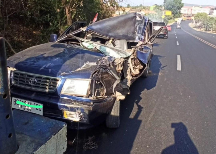 Kecelakaan Toyota Kijang Tabrak Truk Parkir di Baturaja, Begini Kondisi Pengemudinya