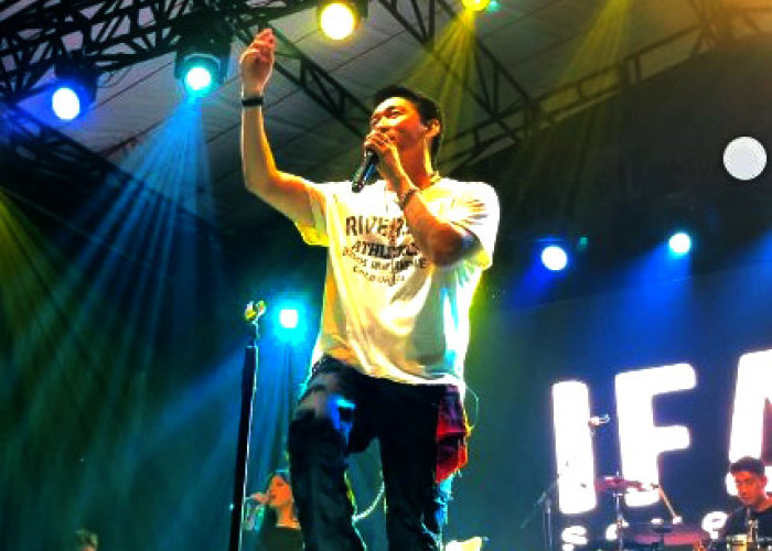 Ifan Seventeen Guncang GOR Baturaja, Ribuan Warga Padati Konser Puncak HUT OKU ke-116