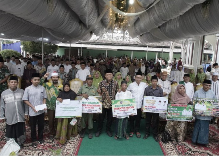 Bupati Enos Serahkan Bantuan hingga Ajak Warga Perkuat Kerukunan dan Kebersamaan