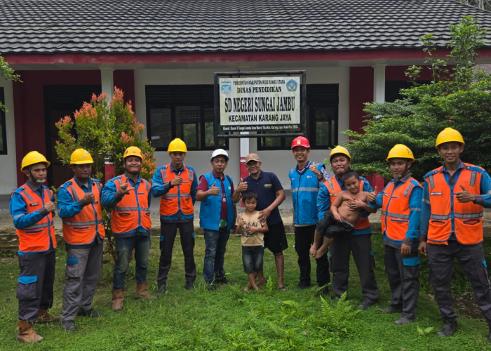 PLN Hadirkan Terang untuk Pendidikan Pelosok, SD Negeri Sungai Jambu Kini Nikmati Listrik Tenaga Surya
