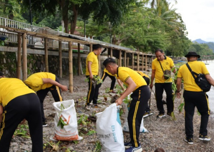 Tindaklanjuti Instruksi Presiden,  Gelar Aksi Bersih-Bersih di Danau Ranau