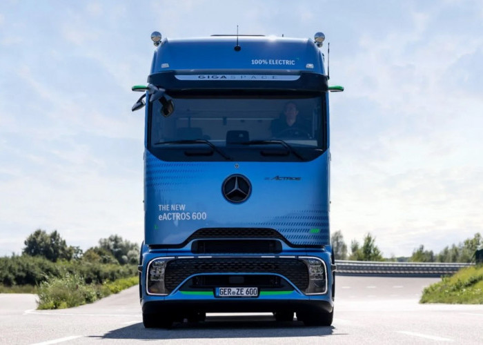 Mercedes eActros 600 Mau Pecahin Rekor Dunia Jalan Mundur Pake Truk Listrik