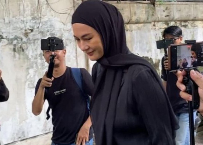 Paula Hadir di Rumah Duka Ayah Baim Wong