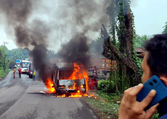 Mobil Pengangkut BBM Ilegal Terbakar di Lintas Baturaja