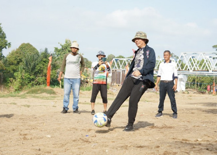 SERU ! Mini Soccer Digelar di Pantai Pasir Sungai Ogan