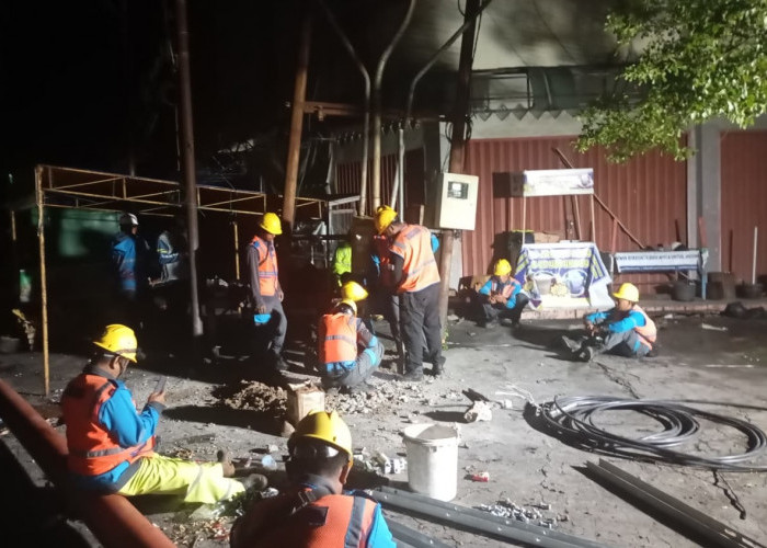 PLN ULP Baturaja Berjibaku Memulihkan Kondisi Kelistrikan Pasca Badai