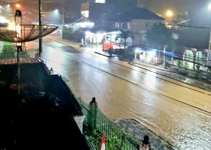 Banjir Genangi Jalan hingga ke Rumah Warga