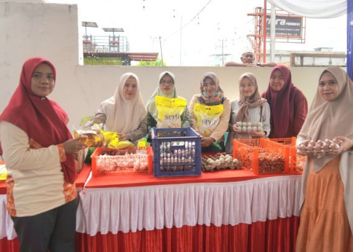 Bazar Pakaian Gratis TP PKK OKU Timur Diserbu Masyarakat