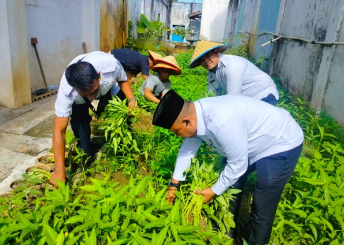 Kalapas Martapura Panen Perdana Kangkung Bersama WBP