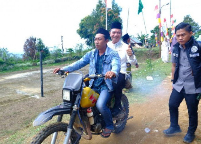 Wabup OKU Selatan Naik Motor Demi Hadiri HUT ke-19 Desa Pematang Obar