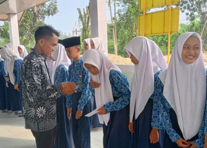 MTsN 1 OKU Selatan Berikan Penghargaan untuk Siswa-Siswi Tahfizh Terbaik