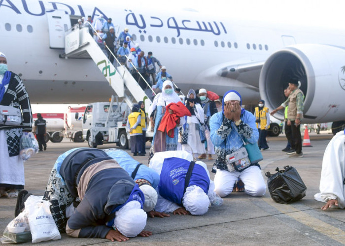 Jemaah Haji Kloter 1 Sujud Syukur Begitu Tiba di Debarkasi Palembang