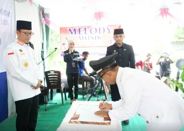 Bupati OKU Ingatkan Soal Risiko Dana Desa saat Lantik PAW Kades Laya