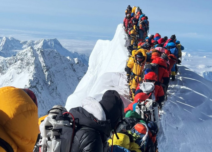 Nepal Naikkan Biaya Izin Mendaki Everest Mulai 2025