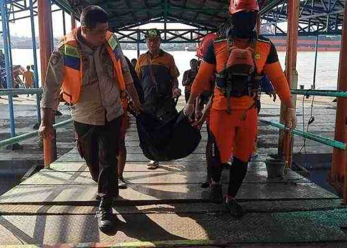Tim SAR Evakuasi Korban Bocah Tenggelam di Sungai Musi Kota Palembang
