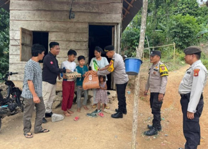 Polsek Muaradua Bagikan Sembako untuk Warga