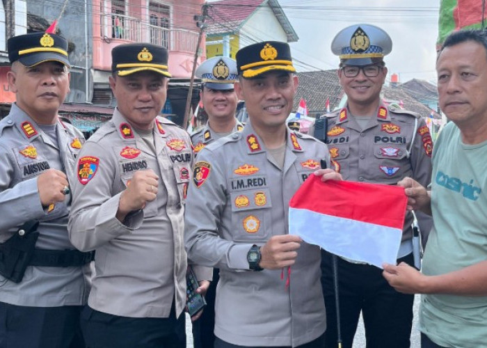 Sambut HUT RI ke-80, Polres OKU Selatan Bagikan Ribuan Bendera 