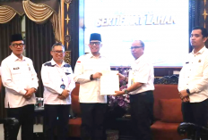 Pemkab OKU Serahkan 17 Sertifikat Aset Daerah, Lahan Kantor Tirta Raja Resmi Bersertifikat