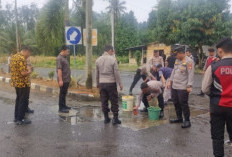 Polres OKU Selatan Turun Tangan Perbaiki Jalan Berlubang