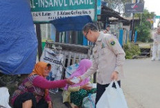 Anggota DPD RI Hj Eva Susanti Berbagi Takjil untuk Warga dan Pengendara di Palembang