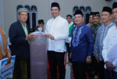 Safari Ramadhan, Bupati OKU Selatan Serahkan Bantuan