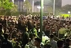 Demo di Bundaran HI Berlanjut Hingga Malam! Mahasiswa Bertahan, Lima Tuntutan Menggema