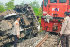 Tabrakan Dua Kereta Api Babaranjang di OKU, 4 Orang Terluka 15 Gerbong Terguling 