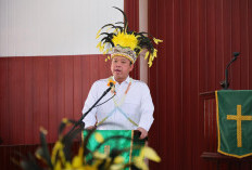 Menteri Nusron Serahkan Sertipikat di Papua