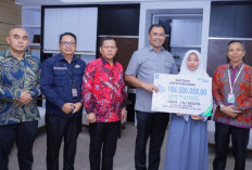 Serahkan Santunan Rp184,5 Juta dan Beasiswa untuk Keluarga Pegawai Meninggal