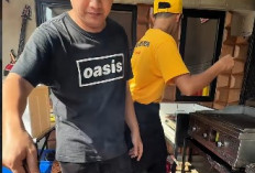 Aldi Taher Jual Burger, Promosi Kocak dan Viral di Media Sosial