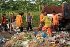 Antisipasi Lonjakan Sampah Nataru, DLH OKU Selatan Siagakan Pasukan Kuning di Kawasan Wisata