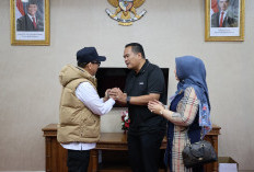 Direktur Tirta Raja Dampingi Bupati OKU Serahkan Bantuan Bencana ke Pemkot Pariaman