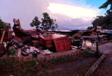 Malam Mencekam di OKU Selatan! Puting Beliung Terjang Sugih Waras, Atap Rumah Beterbangan dan Bangunan Roboh