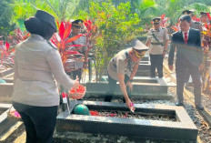 Polres OKU Kenang Jasa Pahlawan, Gelar Ziarah dan Tabur Bunga 