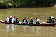Arungi Sungai, Gubernur Sumsel dan Bupati OKU Tinjau Pembangunan Jembatan gantung di Banuayu 