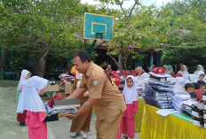 Murid SDN 43 OKU Sumringah Terima Seragam Sekolah Gratis dari Bupati