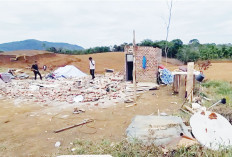 Rumah Asep, Rata dengan tanah pasca disapu angin puting beliung