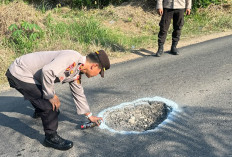 Tak Tunggu Korban Berjatuhan! Polres OKU Turun Cat Jalan Berlubang 