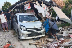 Mobil Agya Tabrak Warung Gorengan di OKU, Enam Warga Terluka