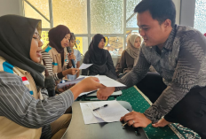 Nyalakan Pelita Harapan, YBM PLN UP3 Lahat Salurkan Beasiswa Cahaya Pintar untuk 66 Siswa