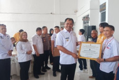 Bupati Abusama Beri Penghargaan kepada Wartawan